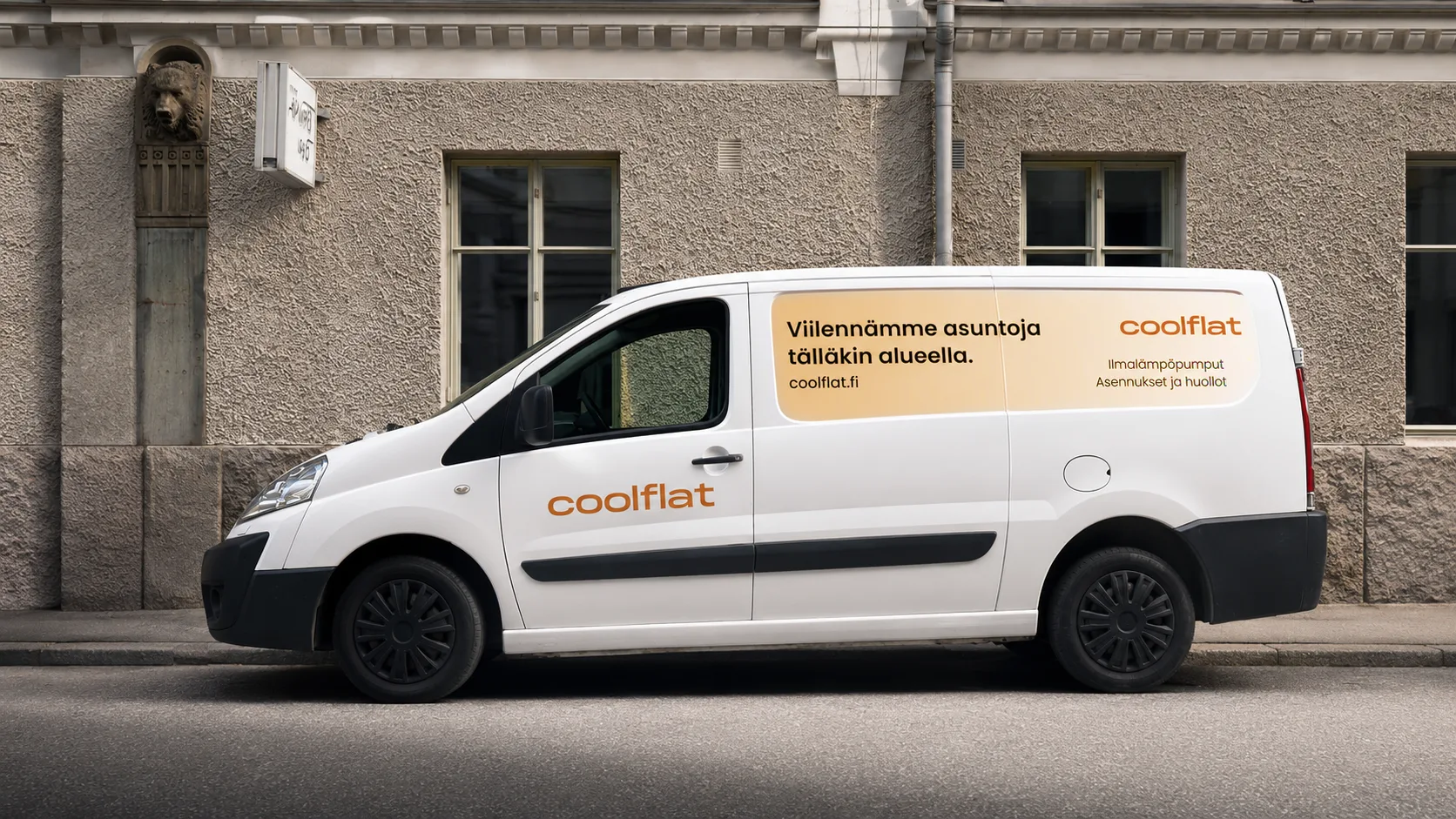 Coolflat-asennusauto pysäköitynä kerrostalon edustalla